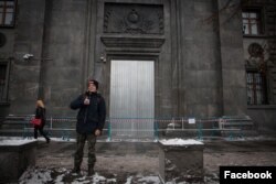 Глеб Астаф'еў каля дзьвярэй ФСБ, якія падпаліў Пётр Паўленскі