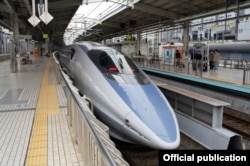 Shinkansen же "ок-поезд" Токио темир жол вокзалында.