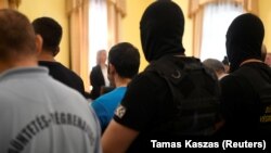 افراد بازداشت شده به اتهام قاچاق انسان درمحکمه ، آرشیف 