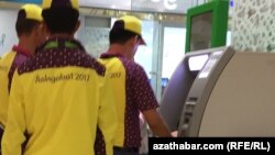 Söwda merkezindäki töleg terminallary. Aşgabat (arhiw suraty)