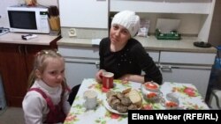 Валентина Суглобова, которой кризисный центр помог в трудной жизненной ситуации, говорит, что она с дочкой до сих пор находит в центре помощь в виде продуктов, одежды, и это помогает ей экономить и снимать маленькую квартиру.