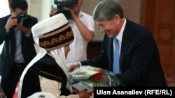 Алмазбек Атамбаев каарман аялдарга сыйлык тапшыруу аземинде, 16-май, 2014-жыл