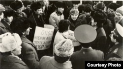 Балтика өлкөлөрүндөгү демократиялык жүрүмдү колдогон КДКнын жыйыны. "Ала-Тоо" аянты, Бишкек. 1991-жыл.