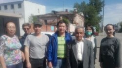 Роллан Машпиев (в центре), получивший арест на 15 суток «в связи с земельными митингами».