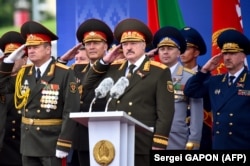 Лукашэнка сярод вайскоўцаў на парадзе. Менск, 2018