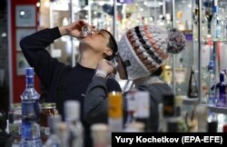 Арактын түрлөрүнөн даам татып жаткан меймандар. Москвадагы водка музейи. 11-февраль 2019-ж.