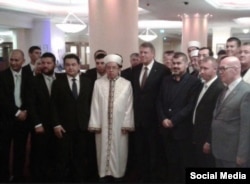 Романия президенты мөфтинең сул ягында