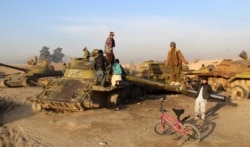 На уламках знищеної радянської військової техніки, що досі розкидані по всьому Афганістані, тепер граються діти, фото 2017 року