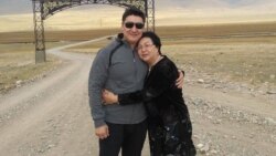 Максат Султакеев с матерью.