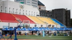 کارمندان صحی برای آزمایش ویروس کرونا در چین