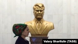 Женщина проходит мимо бюста президента Туркменистана Гурбангулы Бердымухамедова на избирательном участке во время президентских выборов в Ашхабаде, 12 февраля 2017 года.