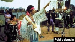 Ջիմի Հենդրիքսը ելույթ է ունենում The Woodstock Festival փառատոնում, Նյու Յորք, օգոստոս, 1969թ․