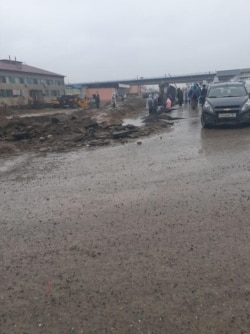 Toshkent metrosining Qo‘yliq liniyasida 18 dekabr kuni ham provodniklarni majburan ishlatish to‘xtamagan. Suratdagi ishchilar o‘zlarining temiryo‘lchilar ekanini aytmoqda.