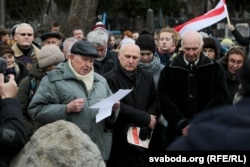 Анатоль Вярцінскі на адкрыцьці помніка на магіле паэта Ніла Гілевіча, 2018