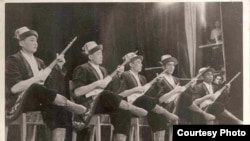 Жамин Акималиев комузчулар ансамбли менен Москвадагы чоң театрдын сахнасында, 1956-жыл