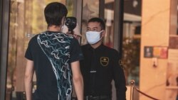 Измерение температуры тела на входе в торговый центр. Бишкек, 25 мая 2020 года.