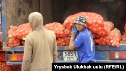 Рабочие выгружают лук из Казахстана на рынке «Сары-Озон». Бишкек, 11 октября 2018 года.