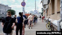 Чарга ў краму Symbal.by, архіўнае фота