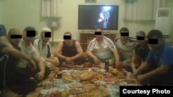 Абакта отурган кримтөбөлдөр, сүрөт качан тартылганы белгисиз