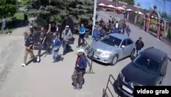 Жаңжал тартылган видеодон кесилген сүрөт