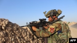 یک سرباز افغان در حال نبرد با طالبان در ولایت هلمند