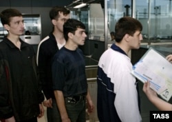 Гурӯҳҳои ҷинояткори тоҷик дар бархе холатҳои ҳамдиёрони худро азият мекунанд. Акс аз бойгонӣ.