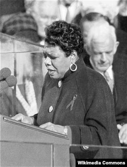 Maya Angelou Bill Clinton-un inauqurasiyasında şeir deyir, 1993