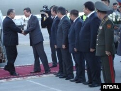 Германиядан дарыланып келген Бакиевди чиновниктердин жоон тобу тосуп алды. Бишкек, 28-март, 2008.