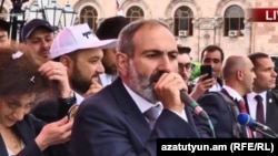 Никол Пашинян на площади Республики после избрания на пост премьер-министра. Ереван, 8 мая 2018 года.