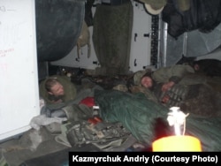 Відпочинок «кіборгів» у Донецького аеропорту, грудень 2014 року. Фото Андрія Казмирчука