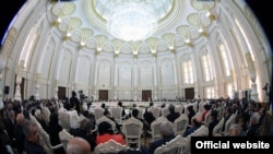 Мулоқоти Эмомалӣ Раҳмон бо намояндагони аҳли зиё. Акс аз бойгонӣ.