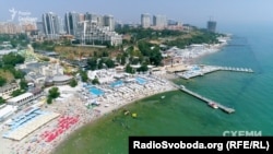 Шезлонги стоять упритул до води