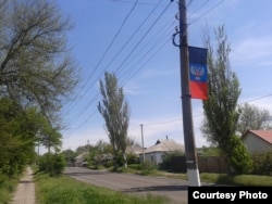 Прапор «ДНР» на вулиці Леніна в окупованому Чистякові