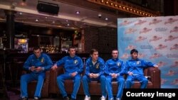 Азат Усеналиев "Украина Атамандары" командасындагы мушкерлер менен. Январь, 2015-ж. Киев.