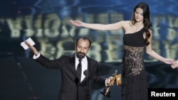 Иран режиссеры Әсгәр Фәрхәди бүләкләнә