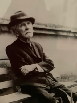 Станіслав Людкевич біля свого будинку