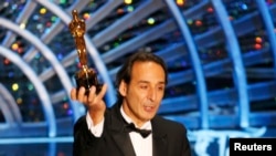 Франциялик бастакор Александр Деспла энг яхши саундтрек учун Оскарни қабул қилиб олди.
