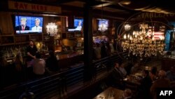 Дебатты көрүп отургандар.