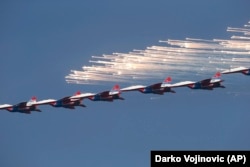 Реактивные истребители МиГ-29 во время церемонии в Батайнице, военном аэропорту близ Белграда, 20 октября 2017 года