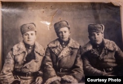 Василий Мадрыкин (оңдон биринчи) аскердеги достору менен. 1947-жылы тартылган сүрөт.