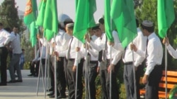 Diňle: Türkmenabatda syrkaw studentler aýazly howada çärä çekildi