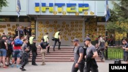 Акція протесту біля телеканалу «Інтер». Київ, 9 травня 2018 року