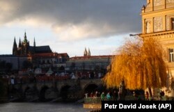 Вигляд на Празький замок (Празький град), який є резиденцією президентів Чеської республіки. Це найбільша президентська резиденція у світі