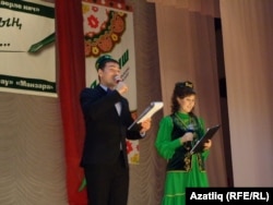 Юбилей кичәсен алып баручылар Артур Фәлахов һәм Гүзәл Шакирова