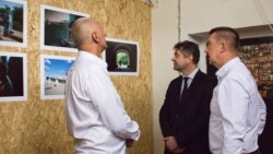 На виставці в Центр гуманітарної допомоги Україні (зліва направо) Петр Оліва, Євген Перебийніс, Карел Ганзлік