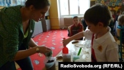 Шарка Цоуфалікова, координотор проекту з учнем випробовує різні фільтри