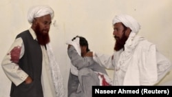 Кветта шаарындагы өлүкканада туугандарын табышкан пакистандыктар. 13-июль, 2018-жыл.