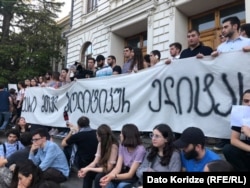 Студенты собрались перед зданием ТГУ и там протестуют против действий властей