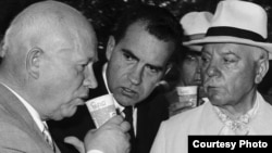 Хрущев пробует Pepsi, Никсон смотрит