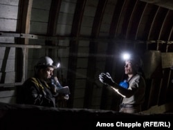 26 травня 2017 року. Вербки, Дніпропетровська область. Шахта імені Героїв космосу. Олег Петров (праворуч) розмовляє зі своїм підлеглим. Автор фото – Еймос Чаппл